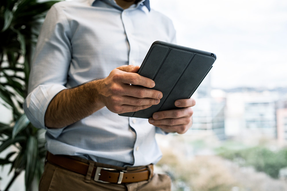 Homme consultant sa tablette